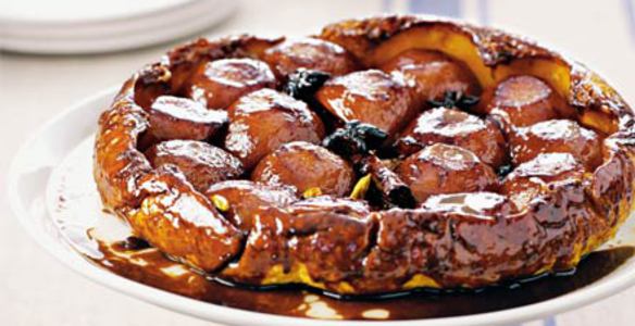 Пирог с грушами и вишнями