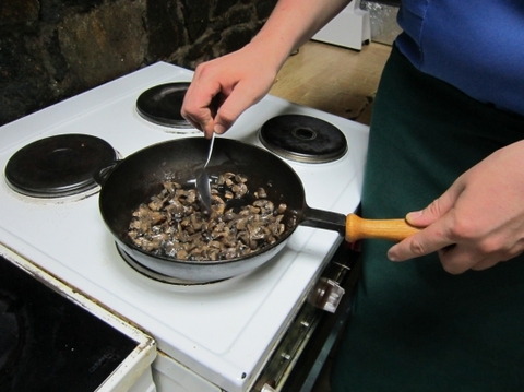 Картофельные лодочки, фаршированные грибами