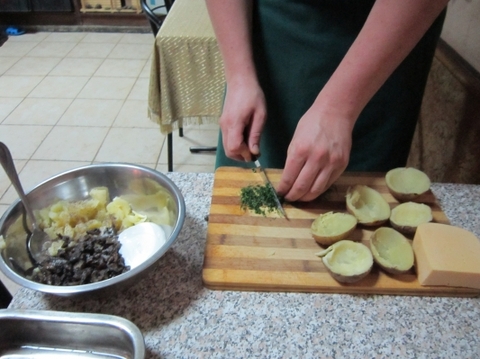 Картофельные лодочки, фаршированные грибами