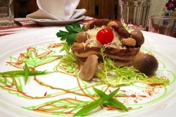 Мясная корзинка с белыми грибами