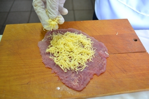 Мясо, фаршированное перепелиным яйцом