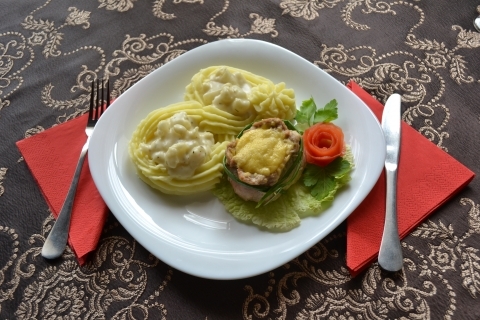 Мясо, фаршированное перепелиным яйцом