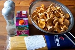 Лисички под сливочным соусом - к спагетти
