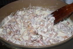 Лисички под сливочным соусом - к спагетти