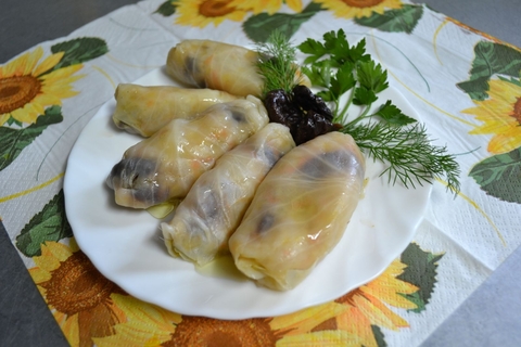 Постные голубцы с черносливом
