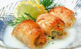 Рулетики из камбалы с анчоусовыми крошками