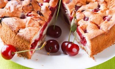 Шарлотка из вишни